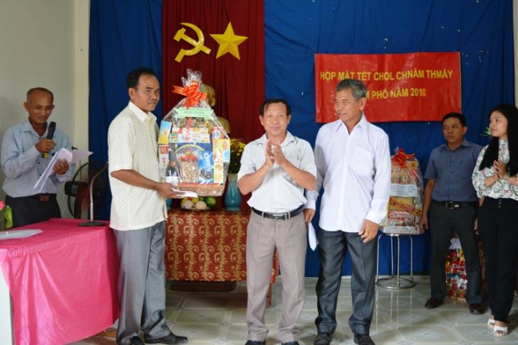 Lãnh đạo tỉnh, huyện thăm và chúc Tết cổ truyền  Chol Chnam Thmay ấp Tầm Phô xã Tân Đông